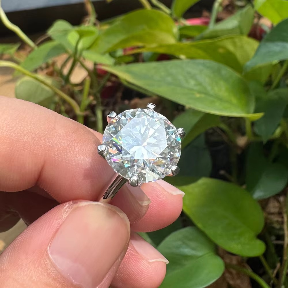 Women's 0.5/1/2/3/5/10 Carat Exquisite White Moissanite Six-Clawed Ring